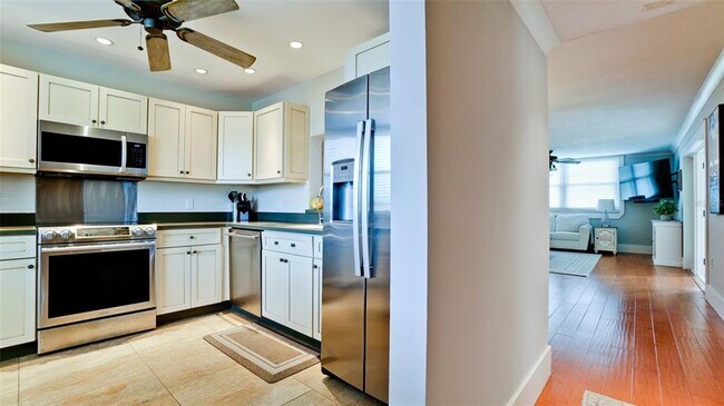 Building Photo - 401 Palm Tree Dr