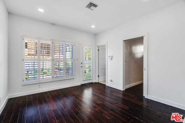 Building Photo - 741 Chautauqua Blvd