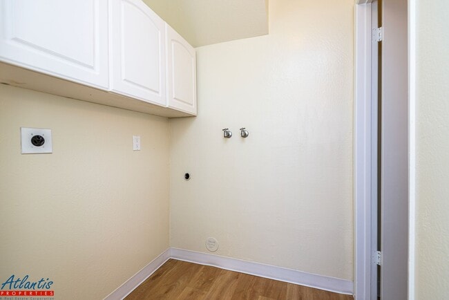 Building Photo - Lovely Townhouse | Remodeled | Private Patio