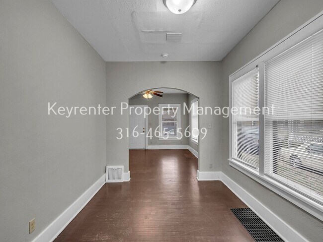 Building Photo - Charming 2 bedroom 1 bath Craftsman Duplex