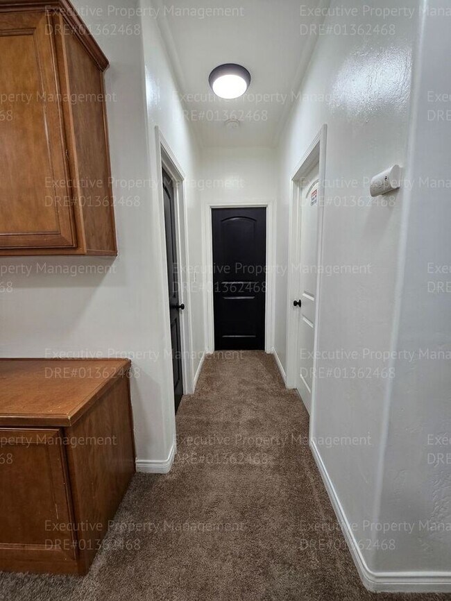 Building Photo - 3 bedroom/ 2.5 bathroom 2 story home.