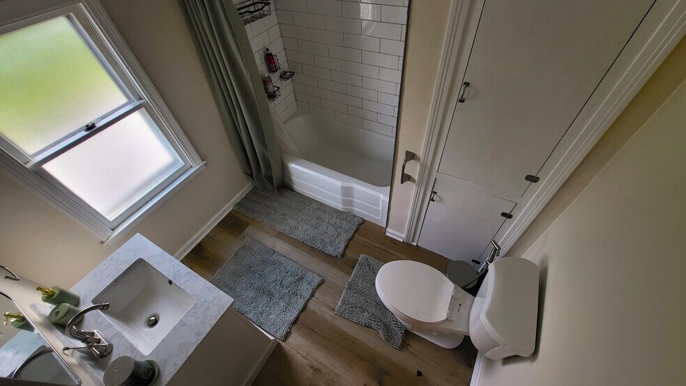 Bathroom - 156 Stoneleigh Ave