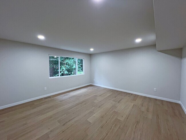 Building Photo - Freshly Remodeled 5BR Home in Prime Bellevue Enatai