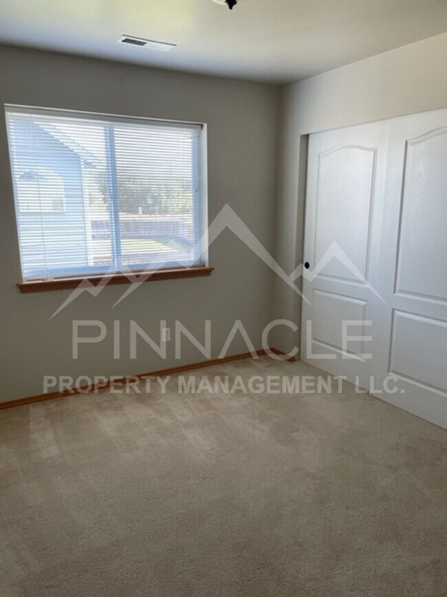 Building Photo - 1808 Clearview Dr