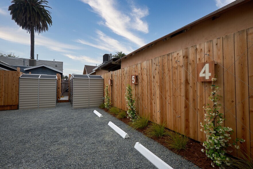 Building Photo - 2929 S La Brea Ave