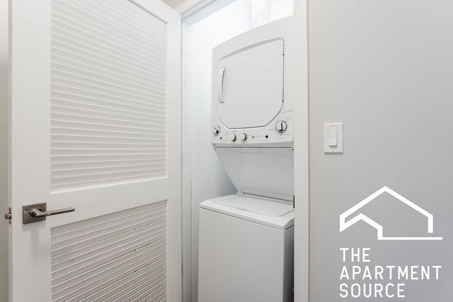 Building Photo - 301 W North Ave