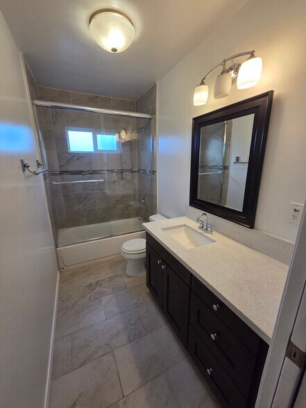 2nd bathroom - 11536 Cumpston St