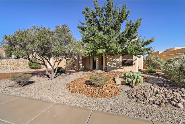 Building Photo - Beautiful Home in Sonoma Ranch with Amazin...