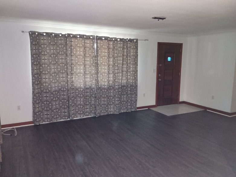 Building Photo - 200 Center St