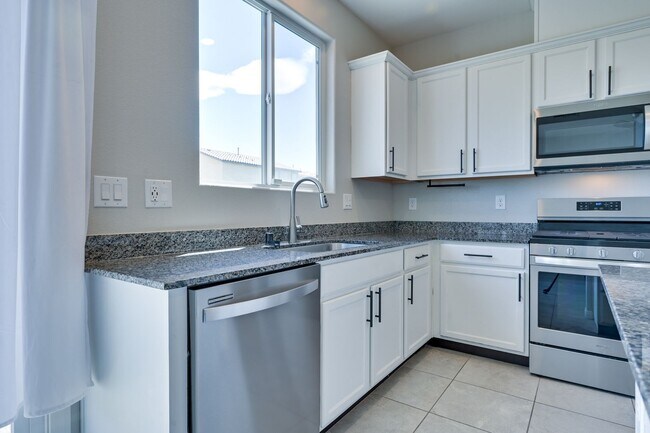 Building Photo - NW!! Solar!!  Gated!!  Bed and bath downst...
