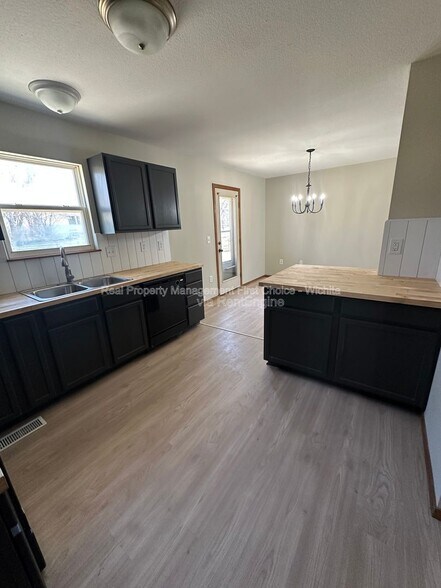 Building Photo - 1450 N Green St