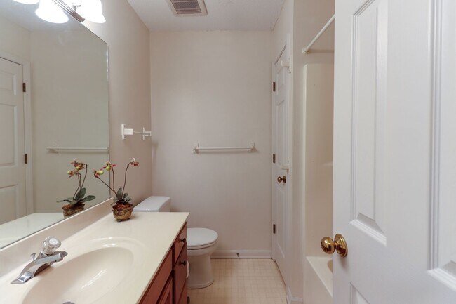 Building Photo - Bright 3BR/2BA Home in Quiet, Desirable Neighborhood with Garage!