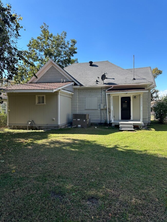 Building Photo - $1500 Move-In-Special