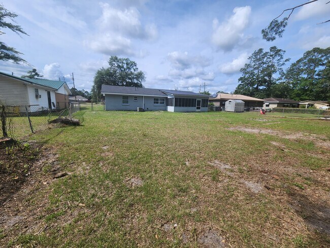 Building Photo - 535 Azalea St