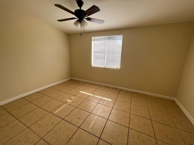 Building Photo - RV T 6951