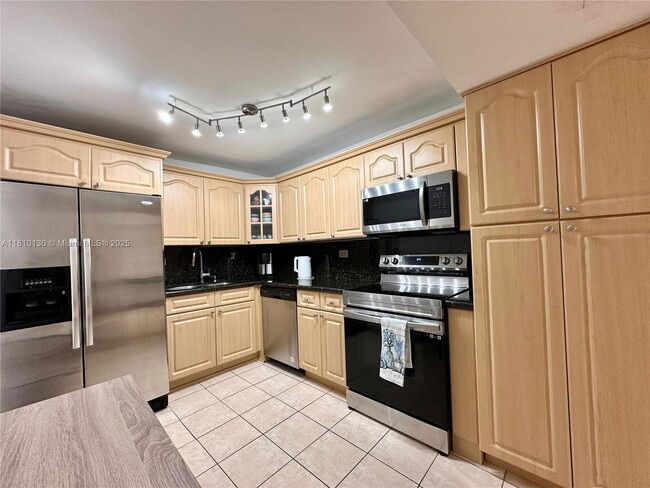 Building Photo - 6039 Collins Ave