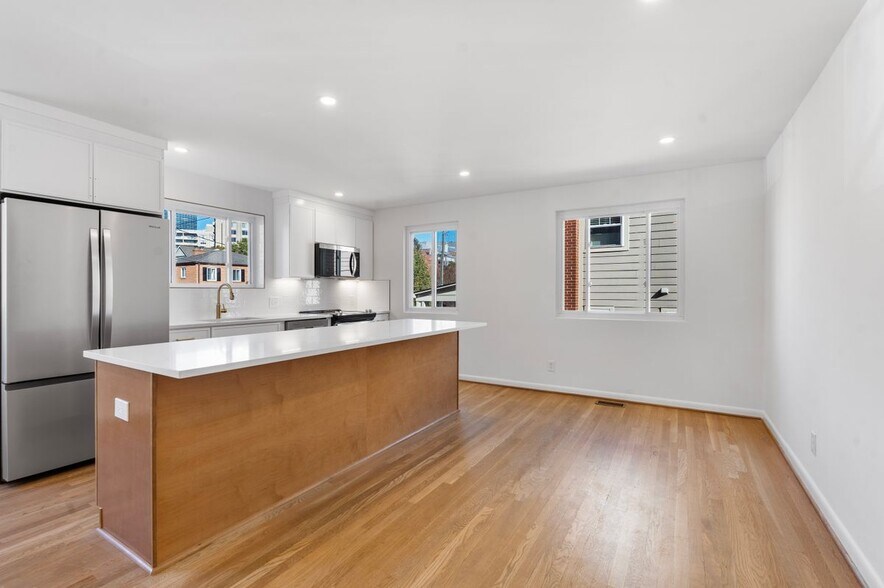 Building Photo - 618 19th St S