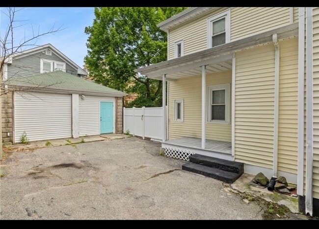 Building Photo - 211 Carpenter St