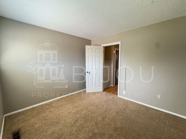 Building Photo - Conveniently Located Tri-Level