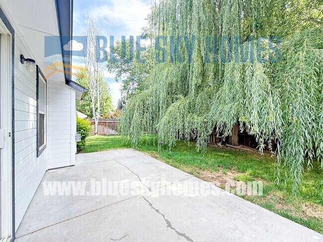 Building Photo - 5930 N Silver Maple Ave