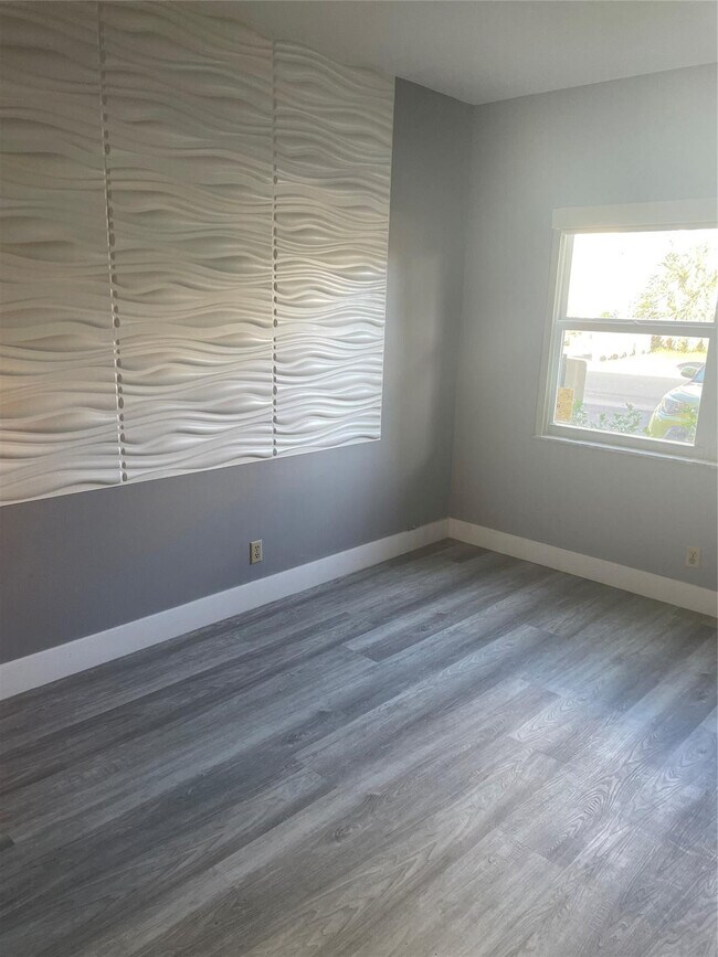 Building Photo - 400 N Riverside Dr