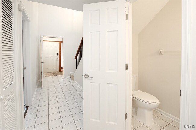 Building Photo - 442 Summerhaven Dr N