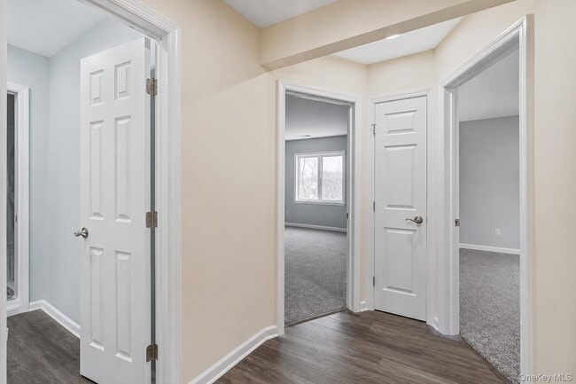 Building Photo - 150 Pointe Cir N