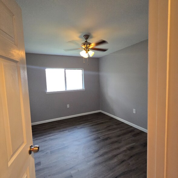 Building Photo - 9450 Bowen Dr