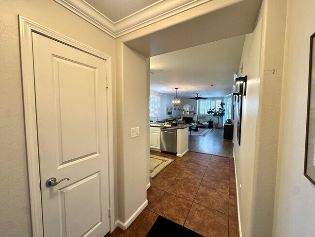 Building Photo - Gorgeous 3 Bed, 2 Bath Unit with Ocean Views