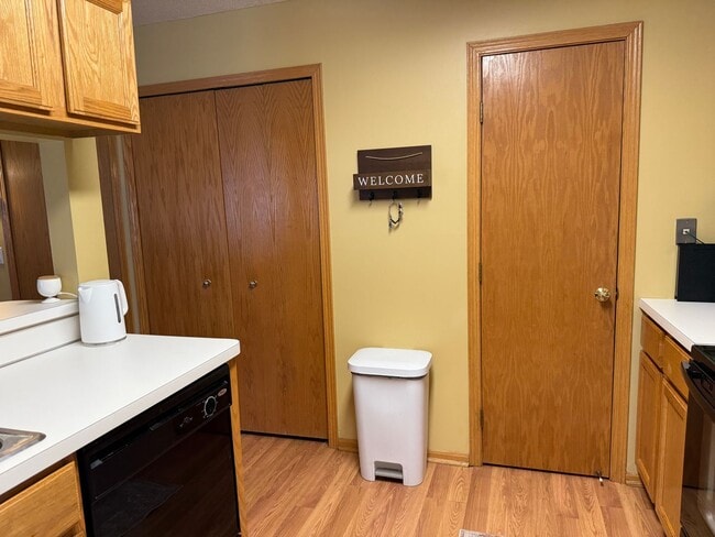 Building Photo - Charming 2BR Townhome in Desirable Cliff Lake Community