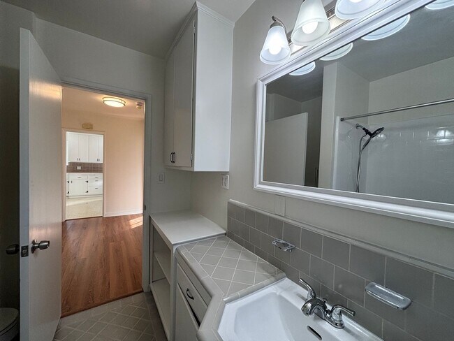 Building Photo - 3633 Valihi Way