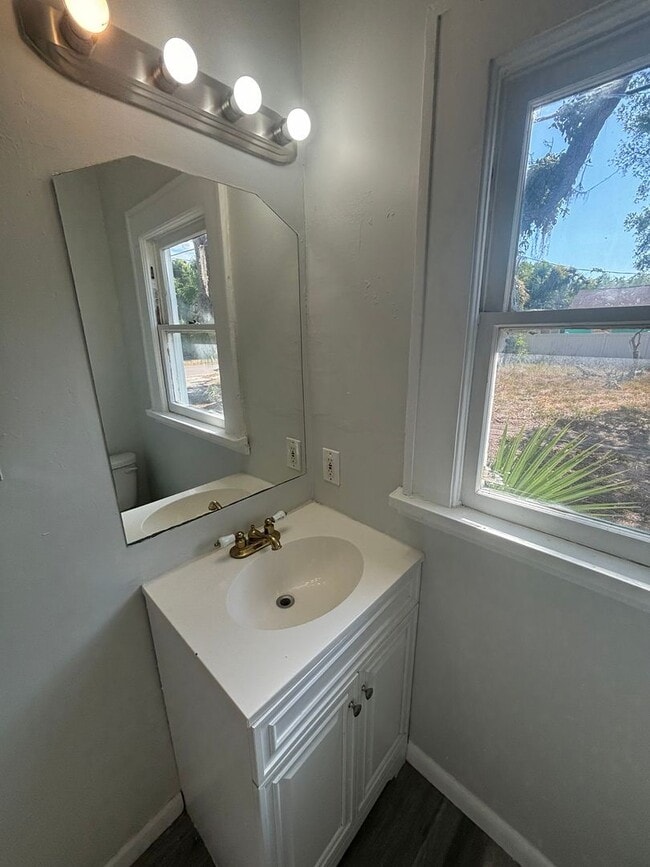 Building Photo - 726 35th Ave S