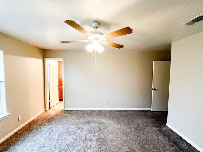 Building Photo - 1213 Cinch Dr