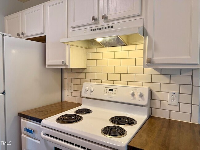 Building Photo - 1000 Meadowgreen Dr