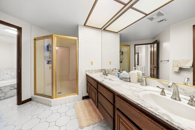 Building Photo - Elegant Corner Condo with Spacious Interiors