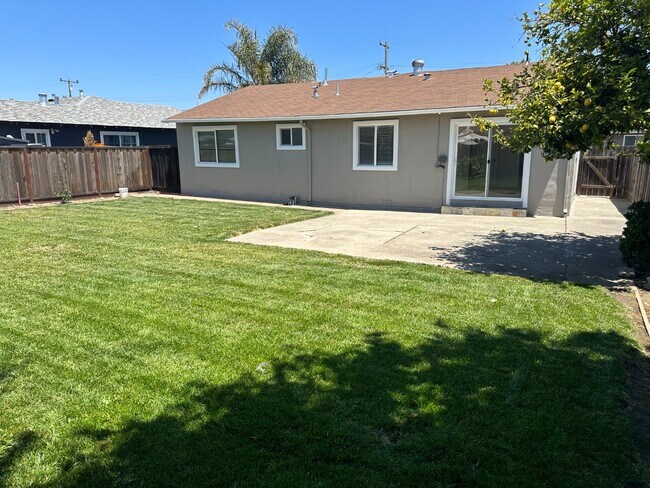 Building Photo - Bright 3BR Home with Central AC, Attached ...