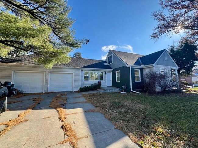 Building Photo - UPDATED 3 bed, 2 1/2 bath in central Lincoln