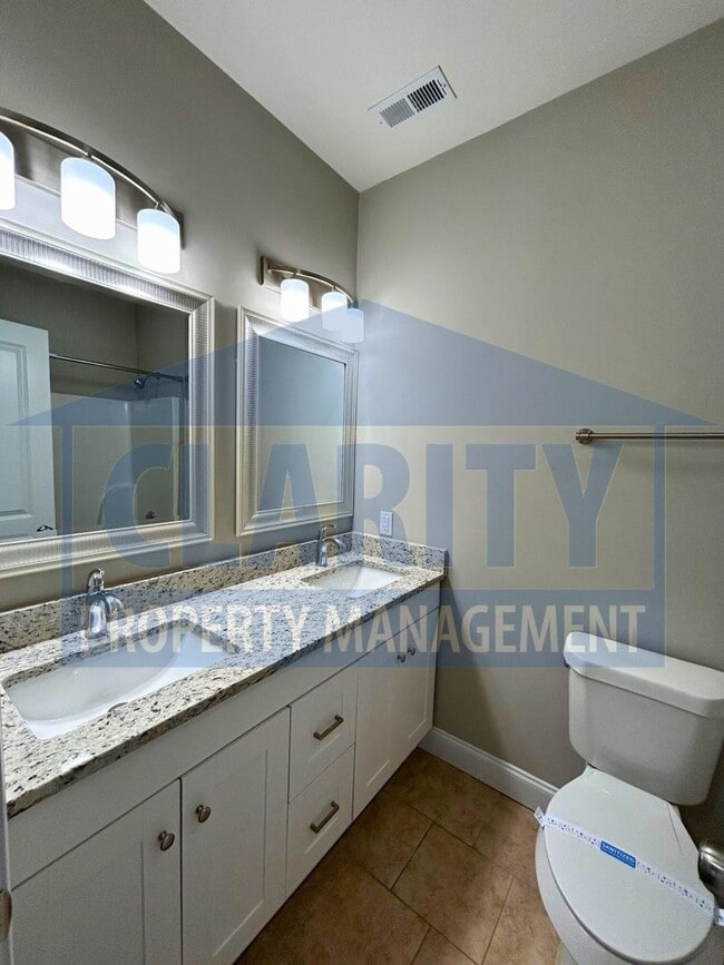 Building Photo - Modern townhome!