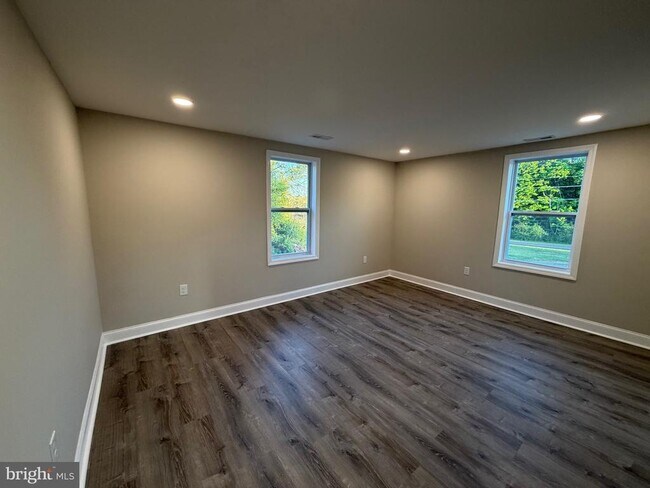 Building Photo - 380 W Weymouth Rd