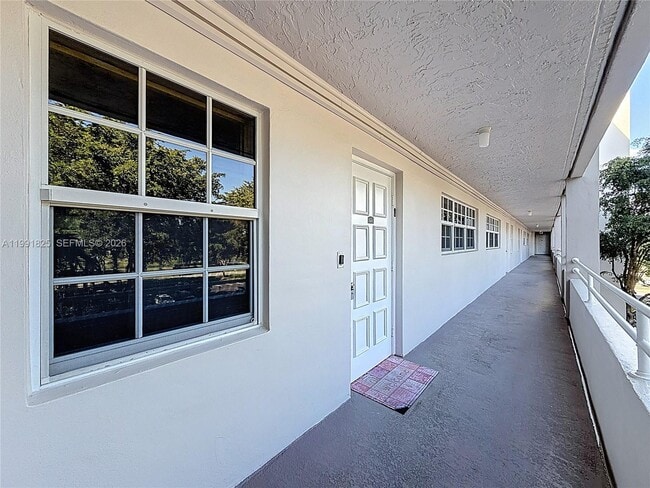 Building Photo - 605 Oaks Dr