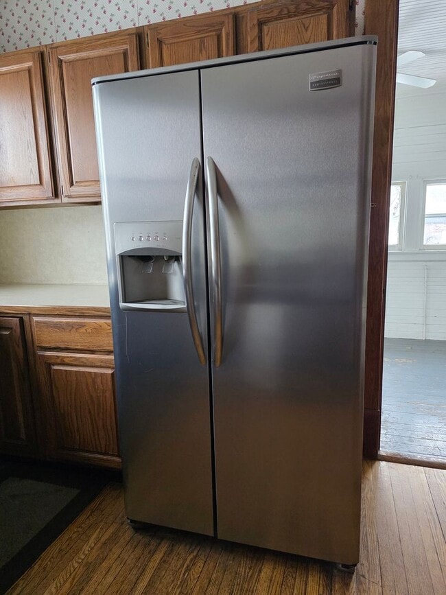 Building Photo - Large Home in Bowling Green