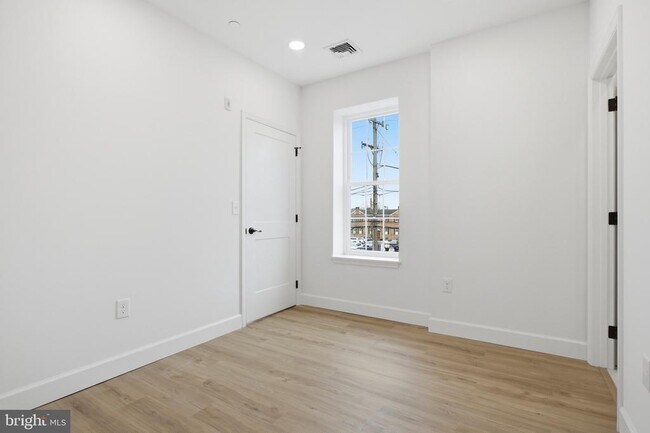 Building Photo - 100 W Front St