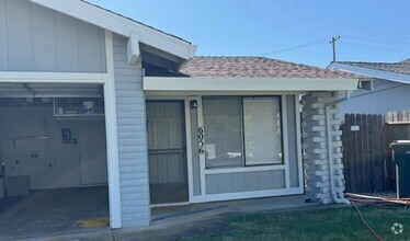Building Photo - Updated 2 Bed / 1 Bath Duplex in Orangeval...