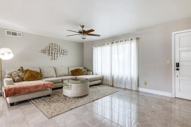 Building Photo - 903 W Harvard Dr