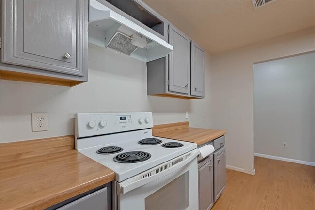 Building Photo - 2411 Country Pl Dr