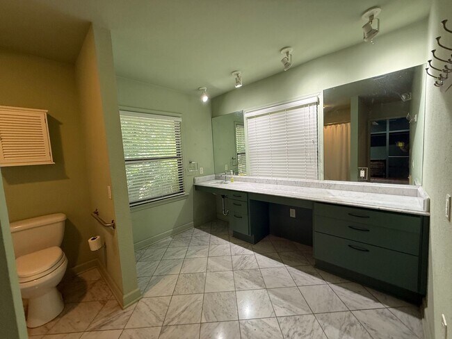 Building Photo - 303 Interbay Ave