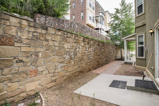 Building Photo - 692 Louis Dr