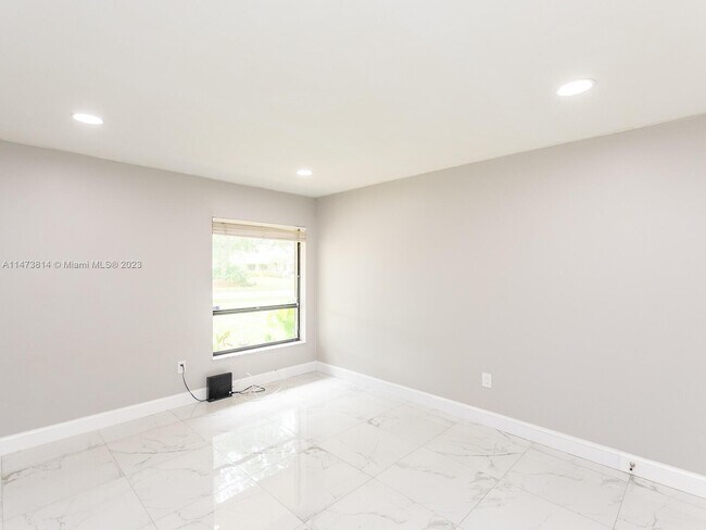 Building Photo - 741 E Plantation Cir