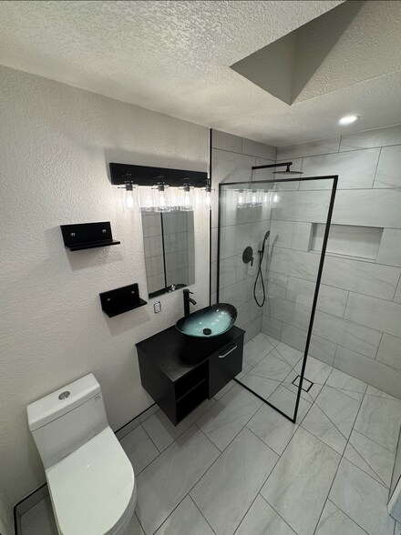 Building Photo - 720 Oakwood Ave