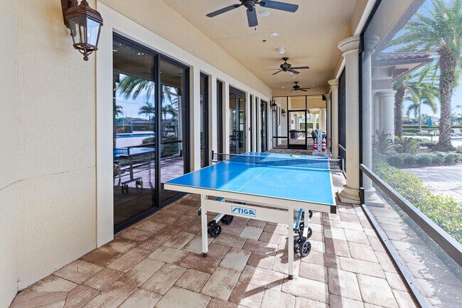 Building Photo - 758 SE Courances Dr